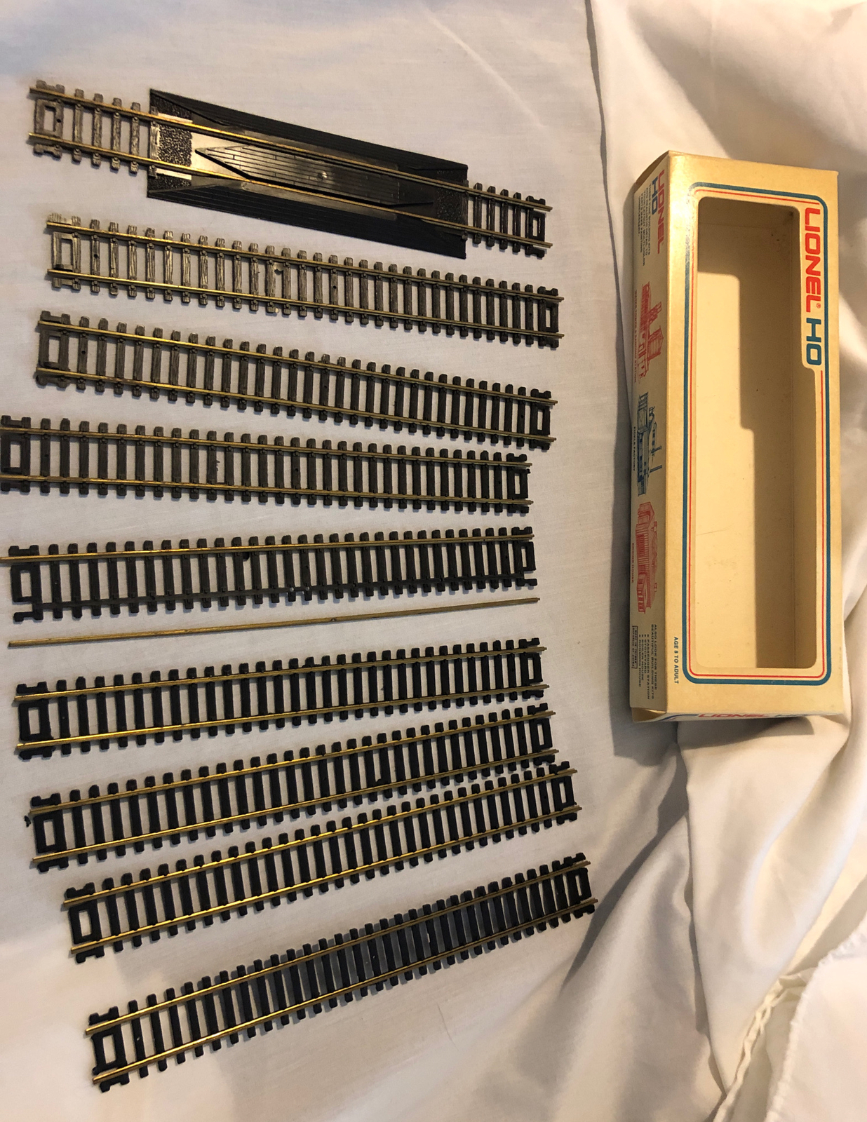 Lionel HO Train Set Burlington Northern Loco 181 with 6 cars Track