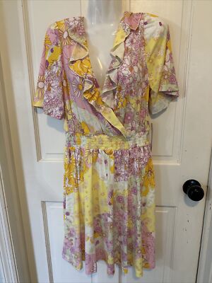 NWT Modcloth Marvelous Flower Medley Surplice Dress size Medium NWT