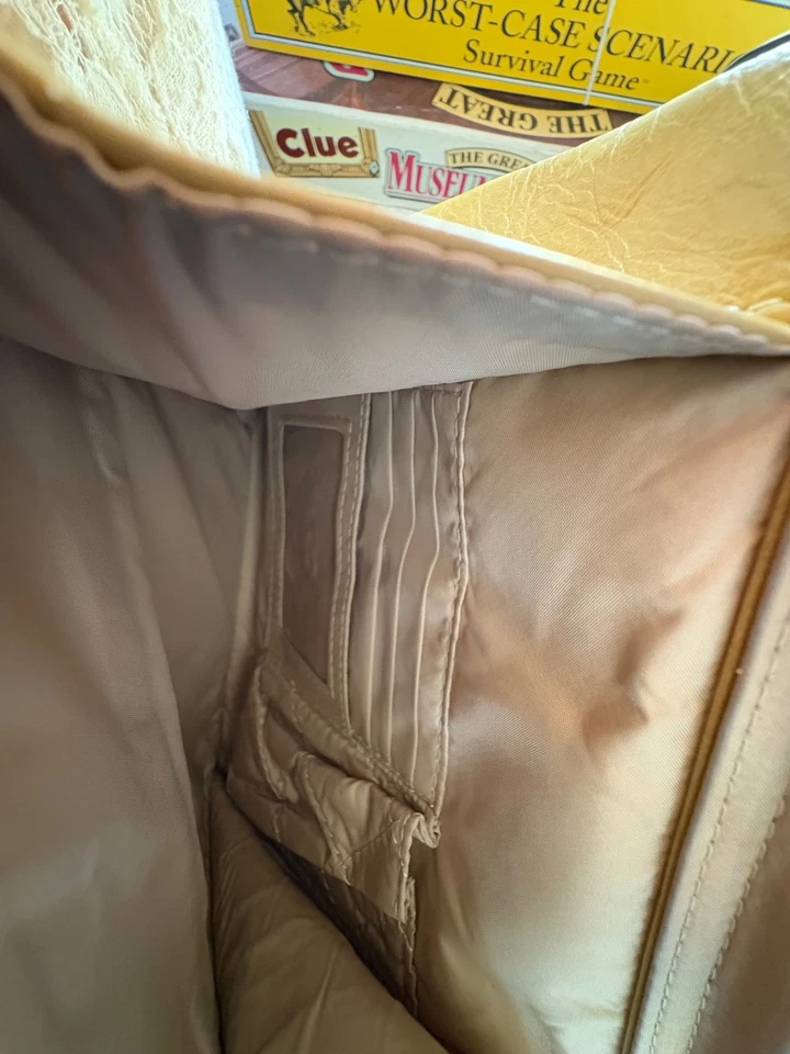 Cartera Bandolera Organizadora de Cuero Amarillo Giani Bernini 10x9.5" Foto 3 de 4