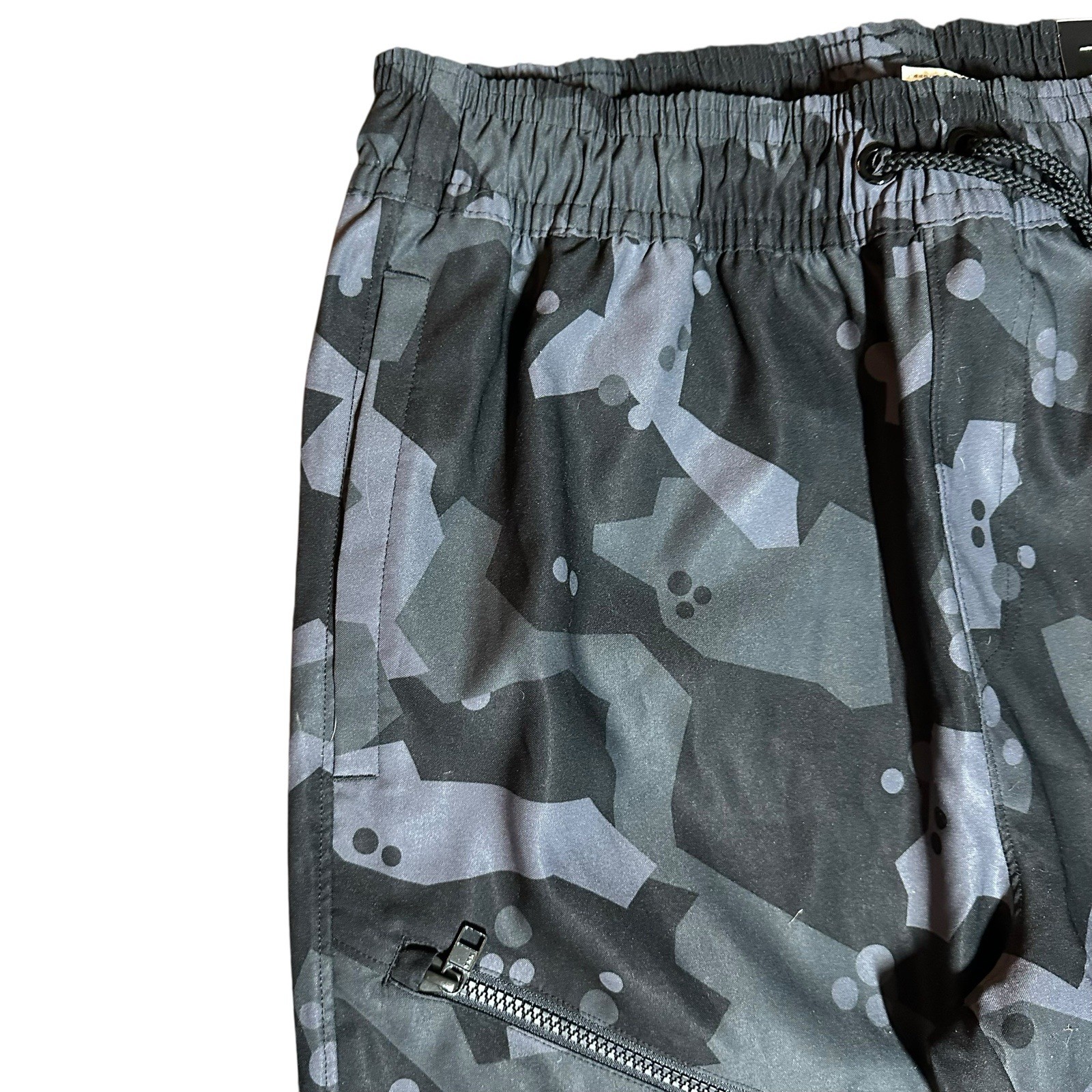 NEW Under Armour Mens Loose Tapered Zippered Cargo Pants Black Gray Camo Size M thumbnail 4