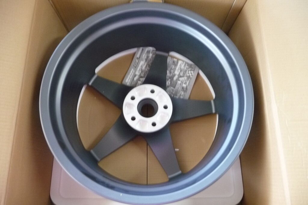 Ferrari California Front Wheel Rim 8JX20 Grigio Ferro Mito Rosso ALFG 263571 OEM
