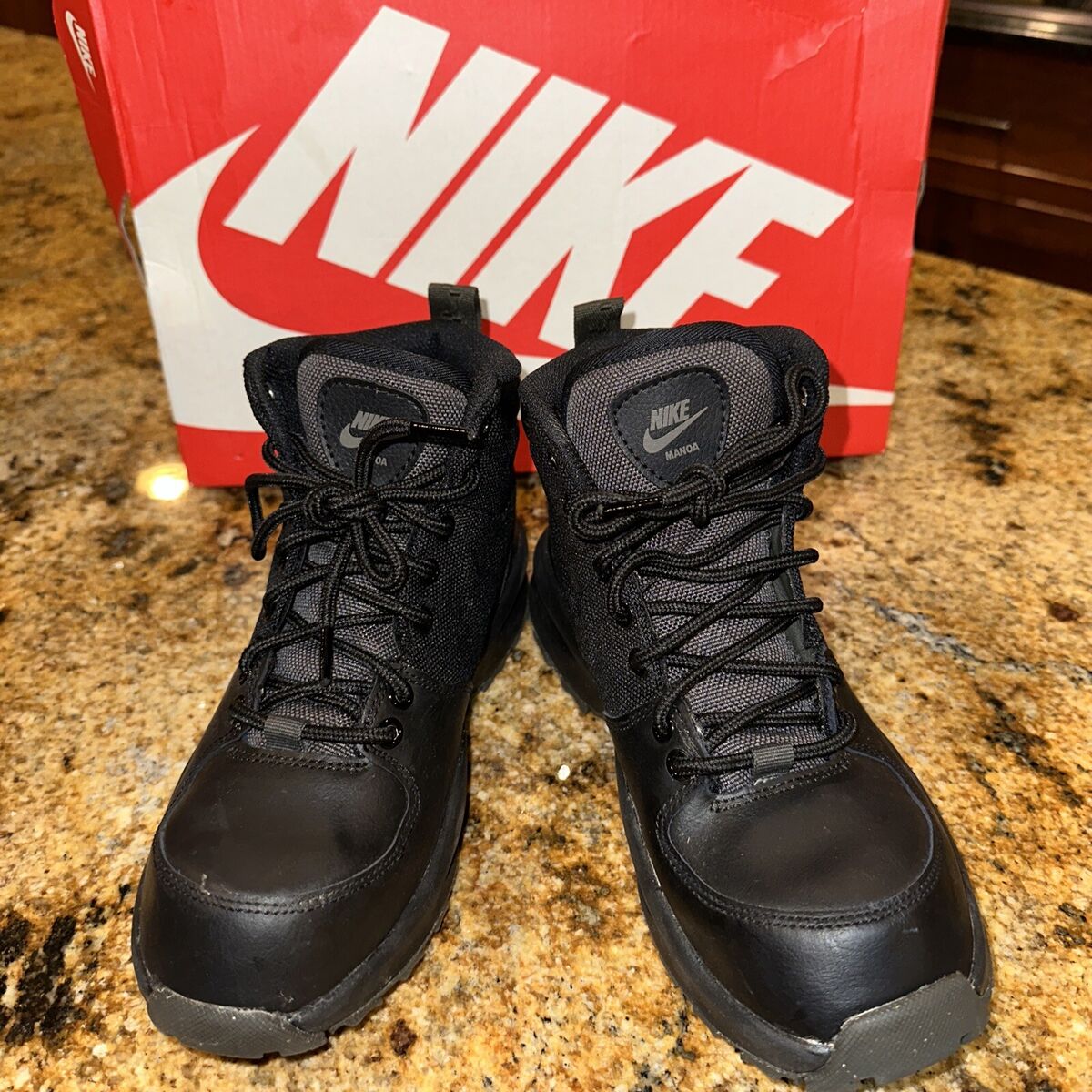 Nike Manoa Boots Black AJ1280-002 Black Youth 4.5y Light Use Nike Manoa Boots Black AJ1280-002 Black Youth 4.5y Light Use
