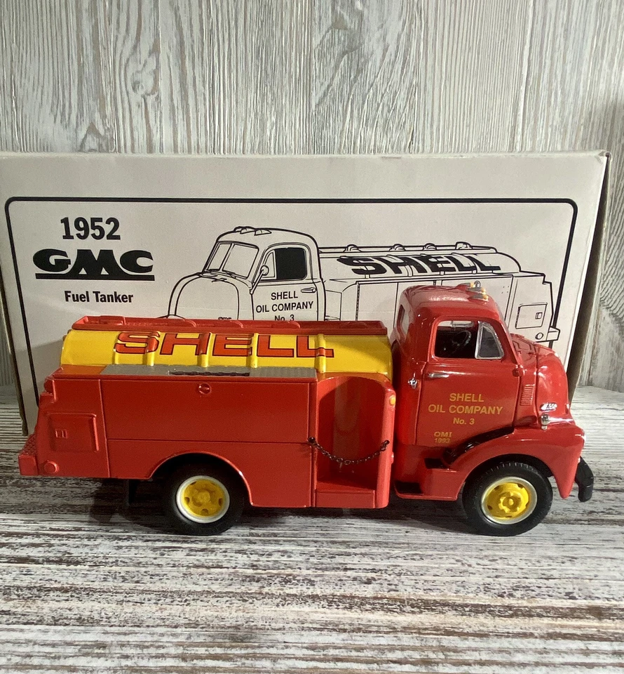 VINTAGE First Gear 1952 GMC Fuel Tanker Shell Oil Coin Bank 1/34 Scale MIB - Image 3 of 4