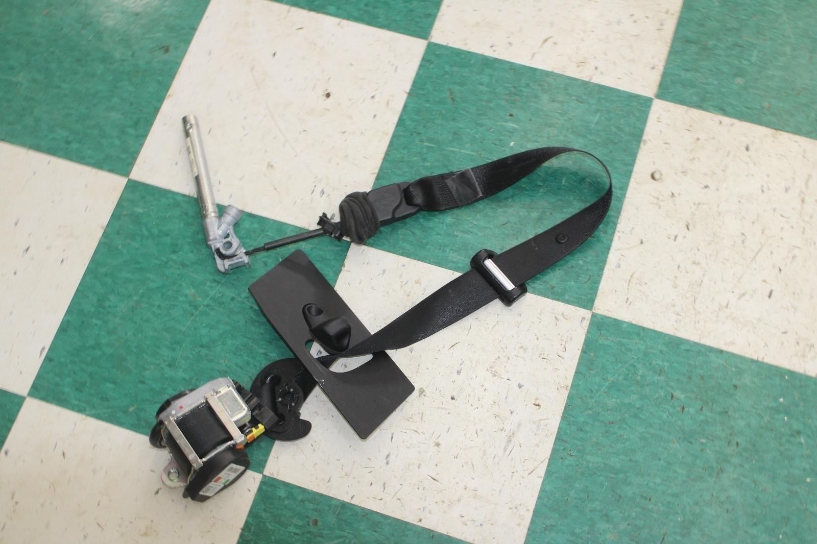 14-22 MASERATI GHIBLI Black Front Passenger Right RH RF Seat Belt Retractor OEM