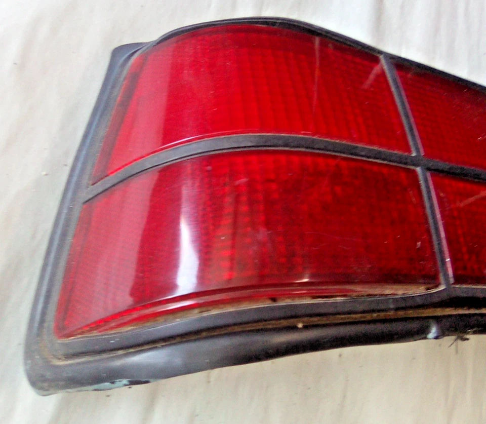 MAZDA 626 LH 1982 LÁMPARA TRASERA USADA OEM LOC-181DG Foto 2 de 4