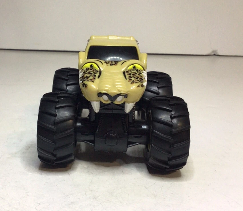 Camión guncillo Monster Jam acción motorizada Hot Wheels Rev Tredz todo terreno plástico Foto 3 de 4