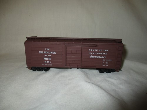 Acopladores Kadee mejorados HO Athearn 40' Milwaukee Road Box Car MILW 18454 | Zustand: Used