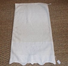 Serviette d'invité écru et lin blanc brodé bord dentelé Simla