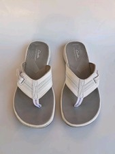 Clarks Womens 8 M Cloudsteppers Breeze Cushioned Sandal Flip Flop White Comfort