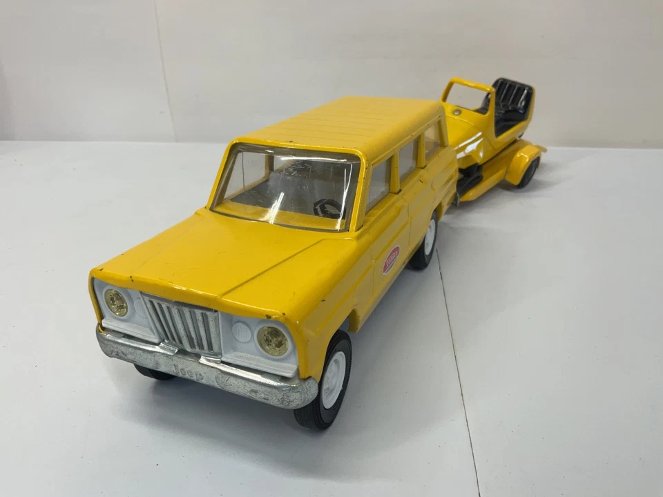 VINTAGE YELLOW TONKKA JEEP WAGOONER W/ SNOWMOBILE & TRAILER - Image 3 of 4