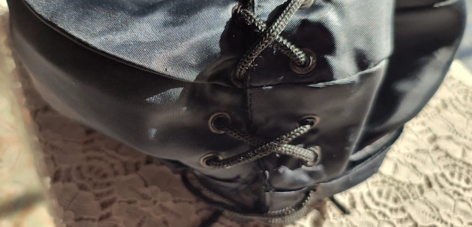 Boina negra con cordones de colección Foto 2 de 4