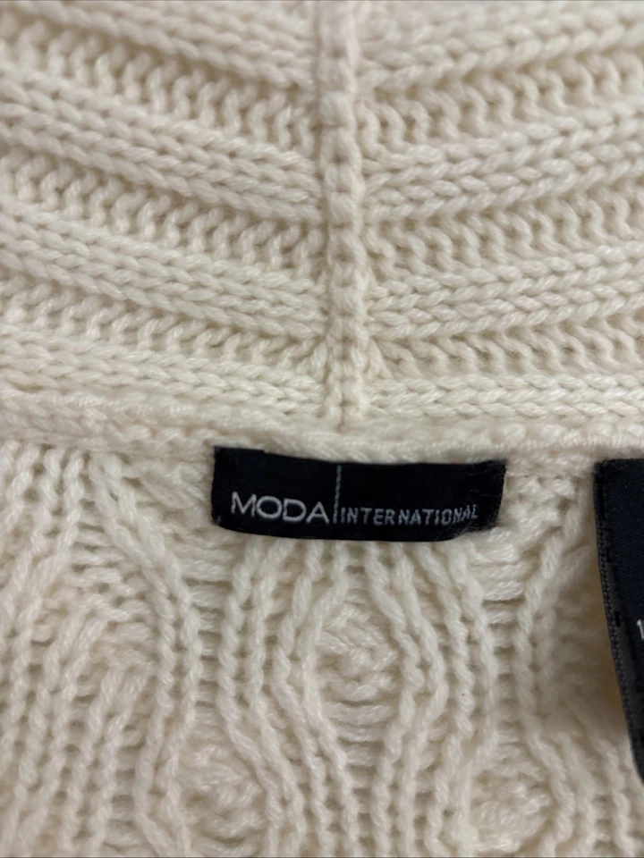 Suéter de cachemir tejido con cable crema Moda International cuello en V mediano Foto 4 de 4