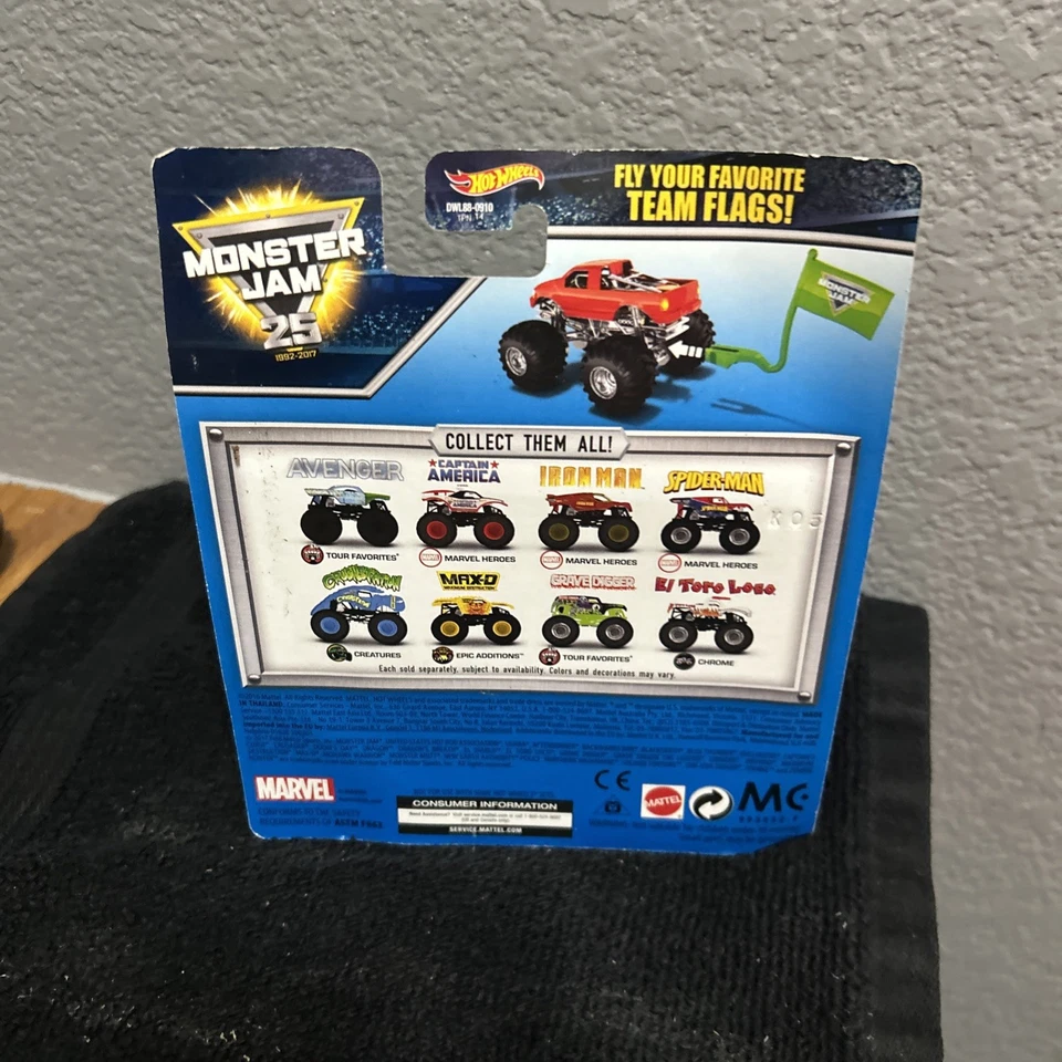 Monster Jam 1:64 Capitán América con clip en bandera del equipo Hot Wheels Marvel Heroes Foto 2 de 2