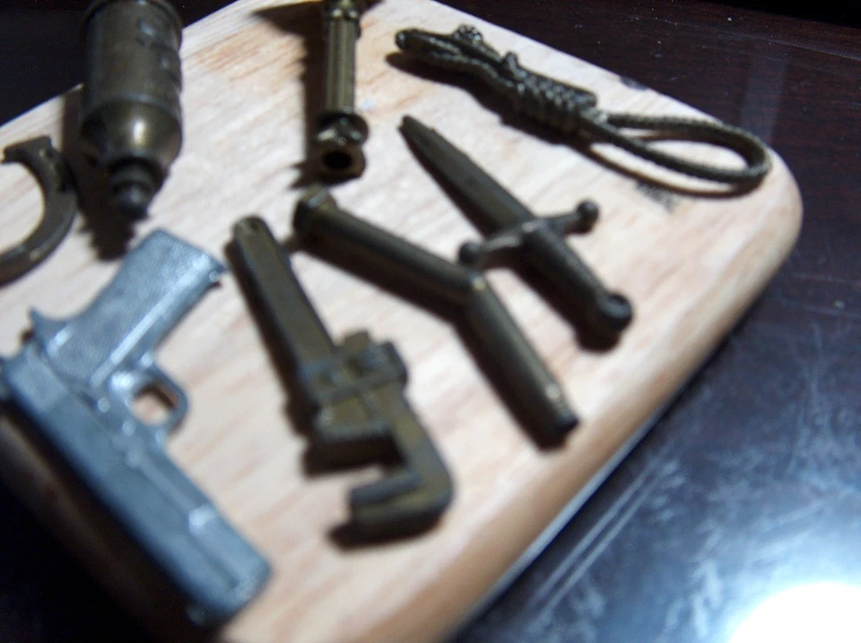 Piezas de repuesto Clue Master Detective 1988 7 armas color bronce y pistola plateada Foto 4 de 4