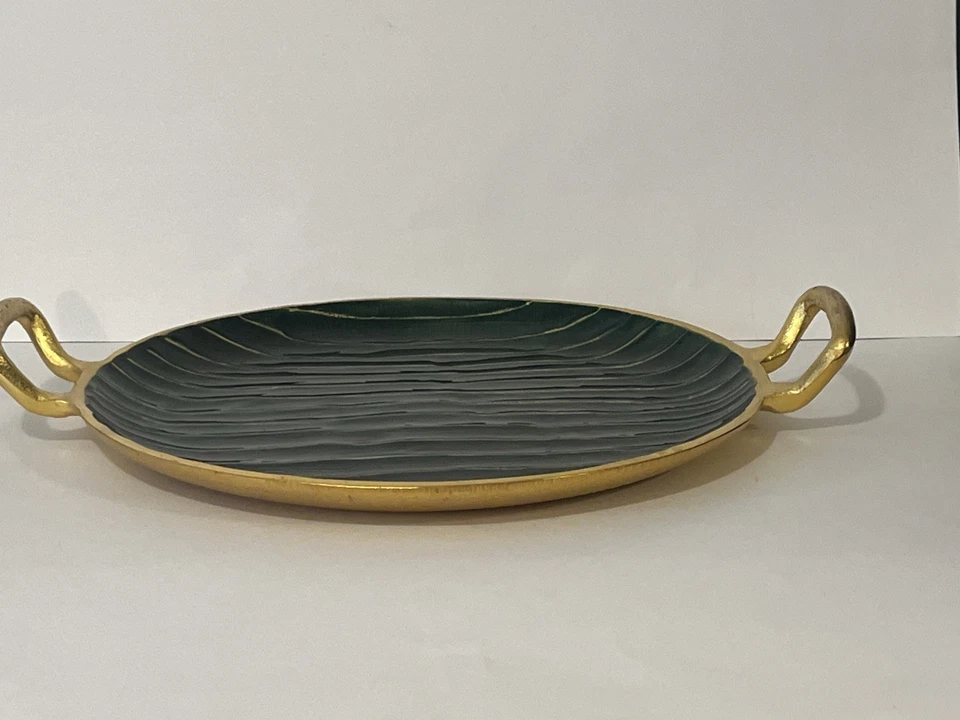 Bandeja para servir decorativa probablemente hecha vintage. Hermoso con asas doradas Foto 2 de 4