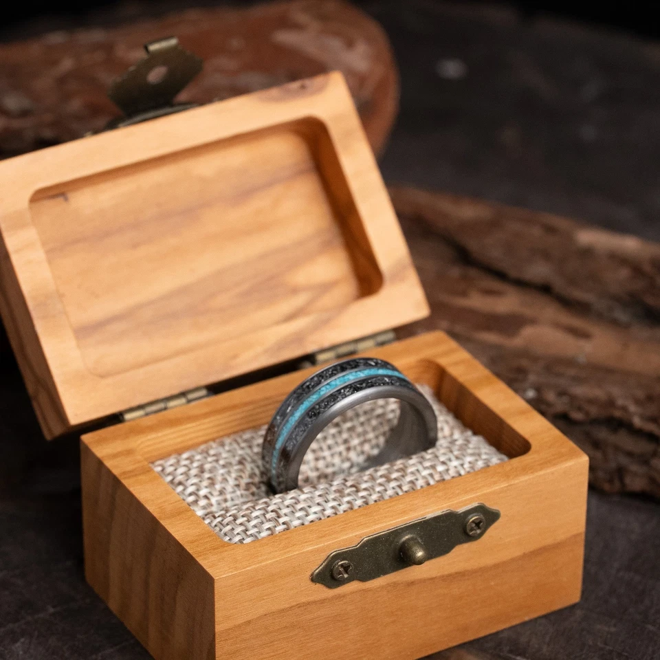 Alianza de boda única de 8 mm con anillo de carburo de tungsteno premium meteorito x turquesa para hombre Foto 3 de 4