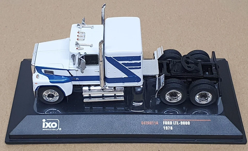 Camión Ford LTL 9000 1978 Ixo Models escala 1/64 64TR011A - blanco/azul Foto 4 de 4