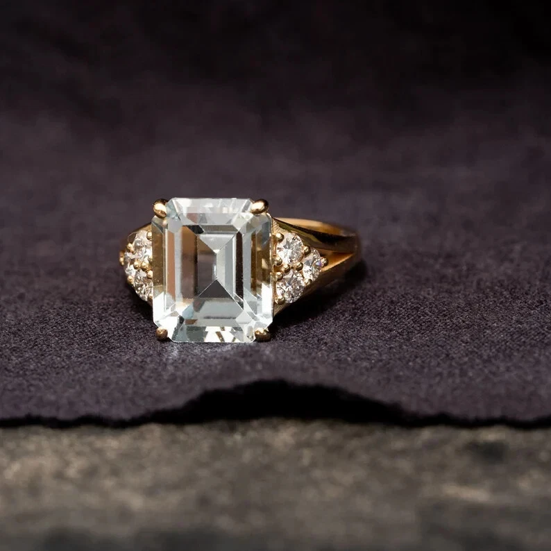 Anillo de compromiso y aguamarina natural corte esmeralda de 5,50 quilates de oro amarillo de 14 quilates talla 8 Foto 2 de 4