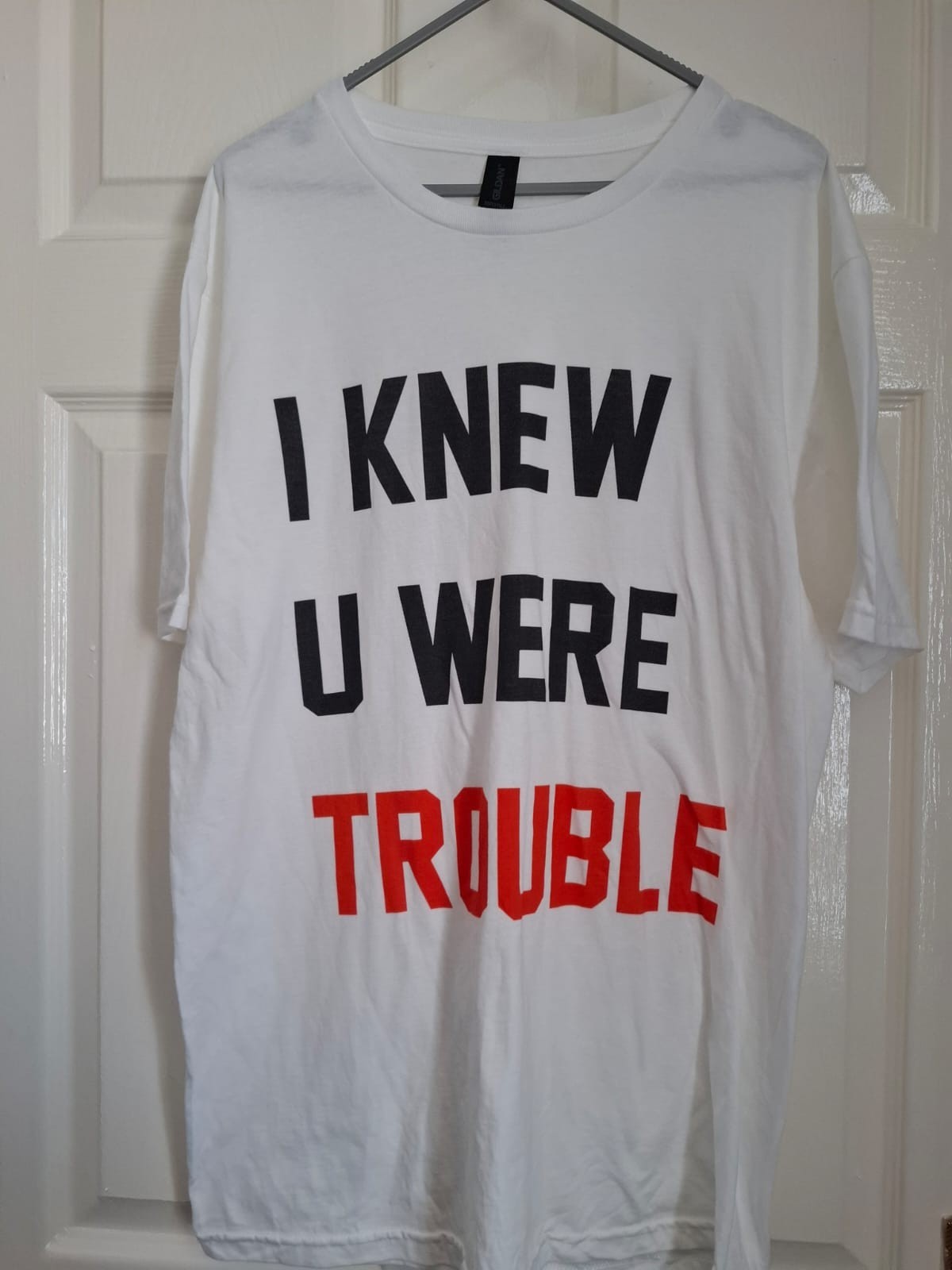 Camiseta Gildan 100% Taylor Swift I Knew U Were Trouble Blanca Roja Talla M