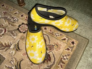 GoGo by Shed-Rain Garden Yellow Bees Clogs Women’s Size 10