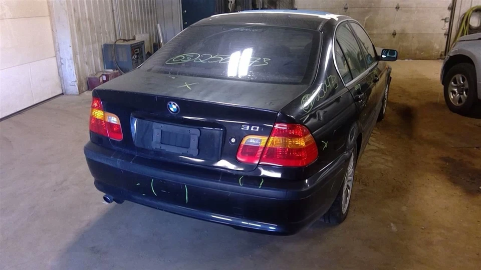 Rear Bumper Sedan Canada Market Without M-tech Fits 02-05 BMW 320i 899840 Foto 2 de 4