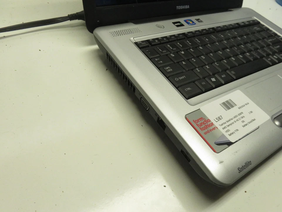 Toshiba Satellite L455D-S5976 Laptop AMD Sempron SI-42 2GB Ram No HDD or Battery - Image 3 of 4