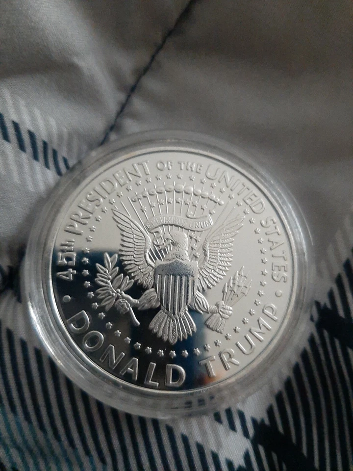 2018 US President Donald Trump Inaugural Silver Eagle Commemorative  Coiins  - Image 4 of 4