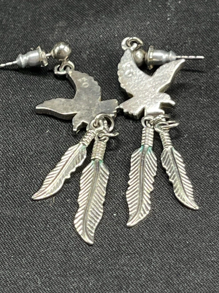 Brincos nativos americanos, com incrustação turquesa de águia e penas pendurados: - Imagem 4 de 4