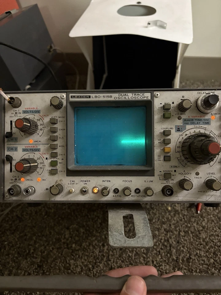 Osciloscopio Leader LBO-515 Dual Trace encendido. Se enciende la pantalla. Sin probar. Foto 3 de 4