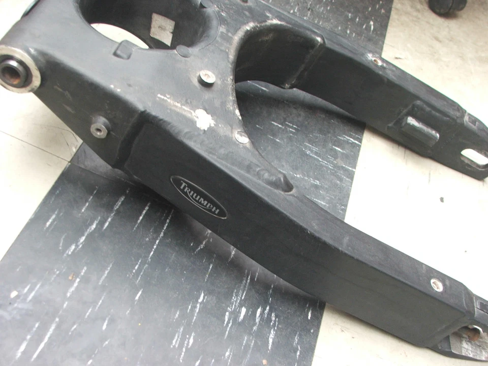 Brazo basculante suspensión trasera Triumph speed four TT600 Foto 2 de 4