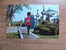 VINTAGE POSTCARD CANADA PARLIAMENT HILL OTTAWA CHANGING GUARD FRONT GATE 
