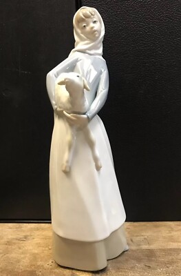 Lladro リヤドロ　girl with lamb figurine Lladro リヤドロ girl with lamb figurine Lost Lamb Nativity