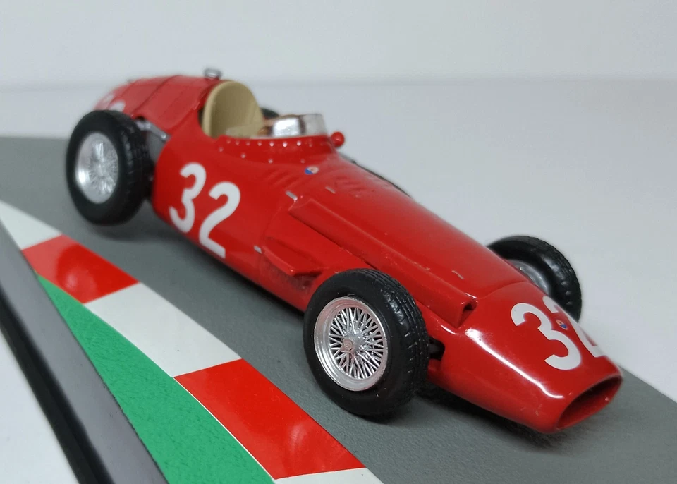 Maserati 250F F1 1957, No 32 с чехлом и подставкой - Изображение 4 из 4