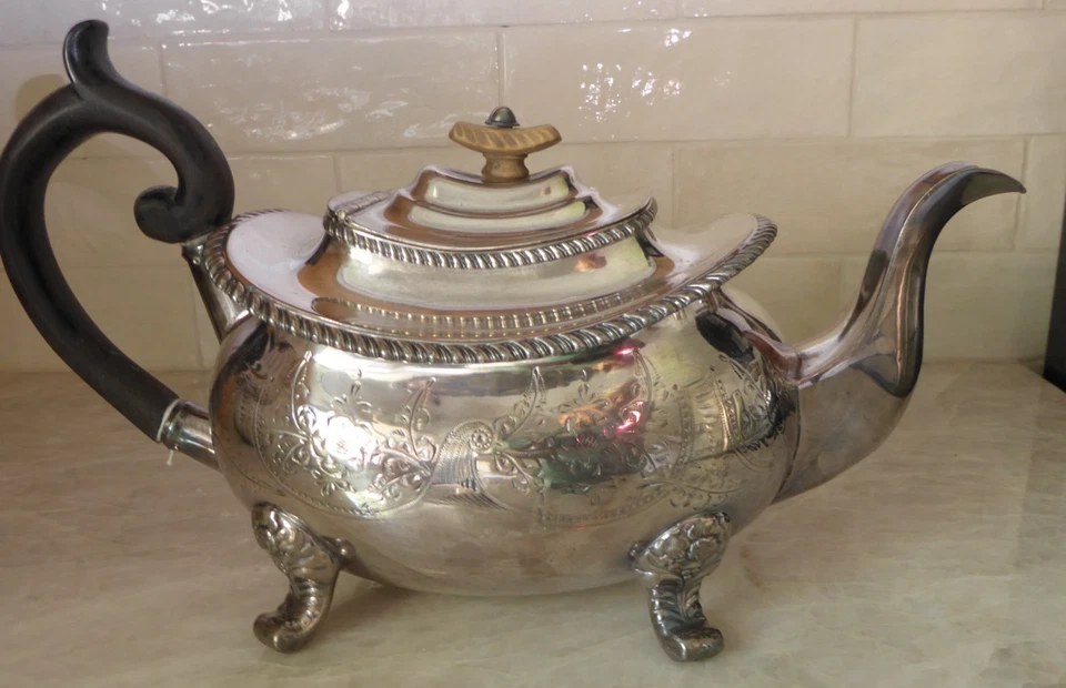 Tetera Pre1835 - Dixon & Smith Sheffield Inglaterra placa de plata mango de madera con patas Foto 2 de 4