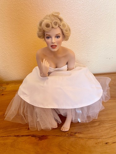 Franklin Mint Porzellan Marilyn Monroe Puppe sitzend auf einer Satinbank - Bild 1 von 7
