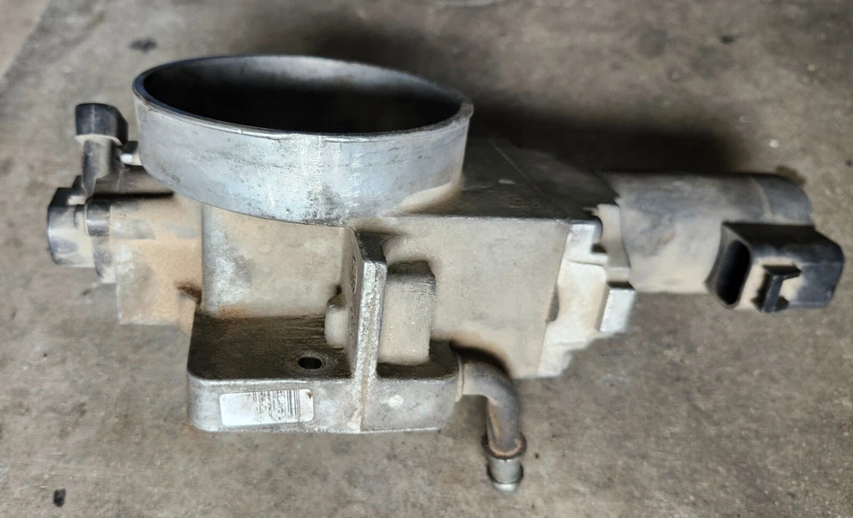 Cuerpo del acelerador DBW con espaciador Airaid 200-520 de Cadillac Escalade Tahoe 2002 Foto 4 de 4