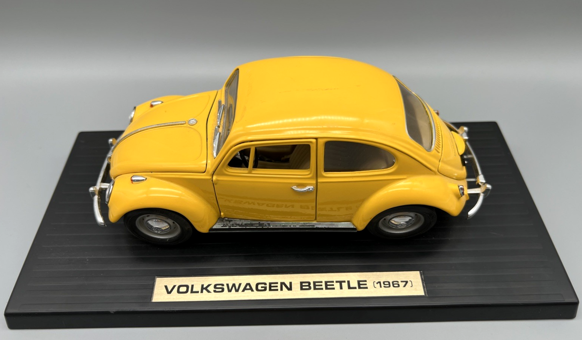 【フォルクスワーゲン ビートル　1967年】1/18スケール Vtg 1967 Volkswagen VW Beetle 1:18 Yellow Diecast Model w Display