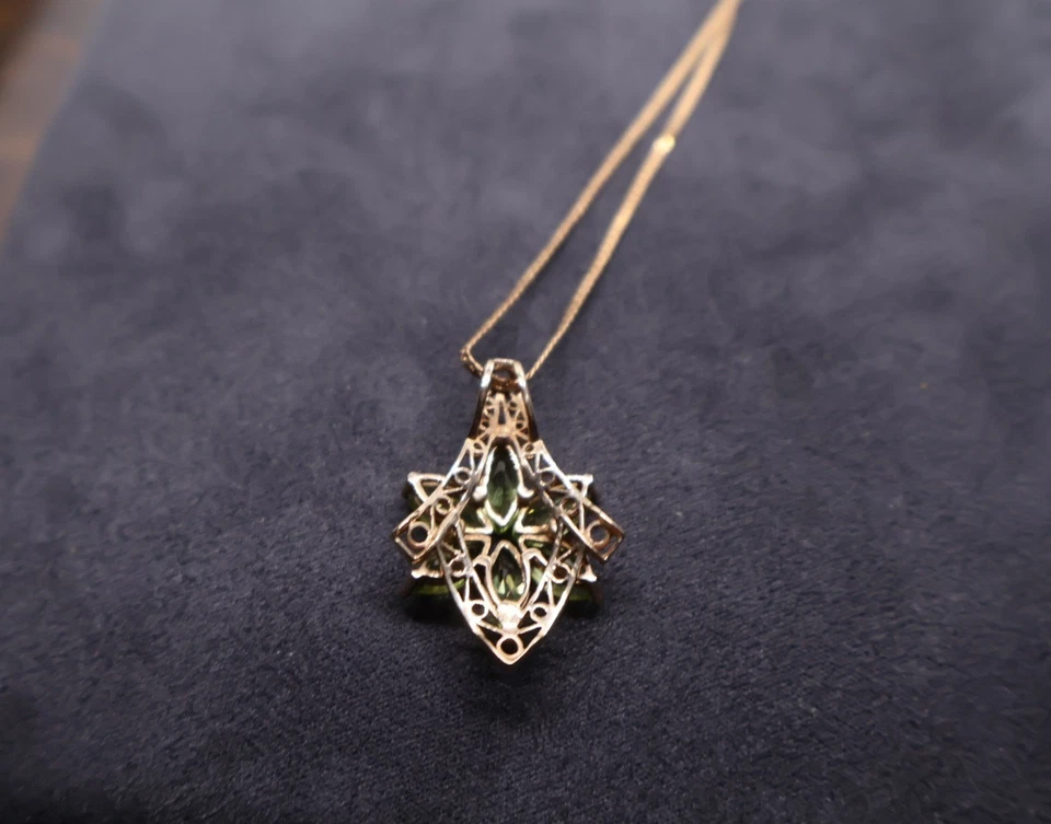 10ct Gold Peridot Necklace - Image 3 of 4