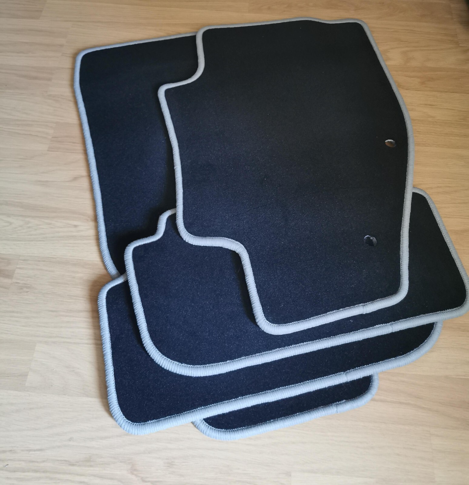 Tapis Peugeot 307CC sur mesure en velours noir avec bordure grise pour habitacle
