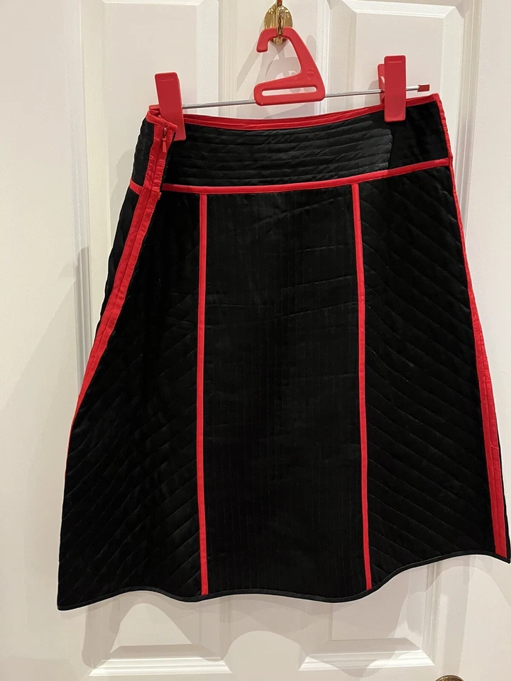 Falda negra DKNY parece roja US8/UK12 Foto 2 de 4