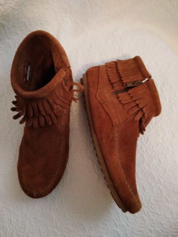 NEW WOMENS/GIRLS MINNETONKA SUEDE DOUBLE FRINGED BOOTIES SHOES SZ 4 CARMEL COLOR