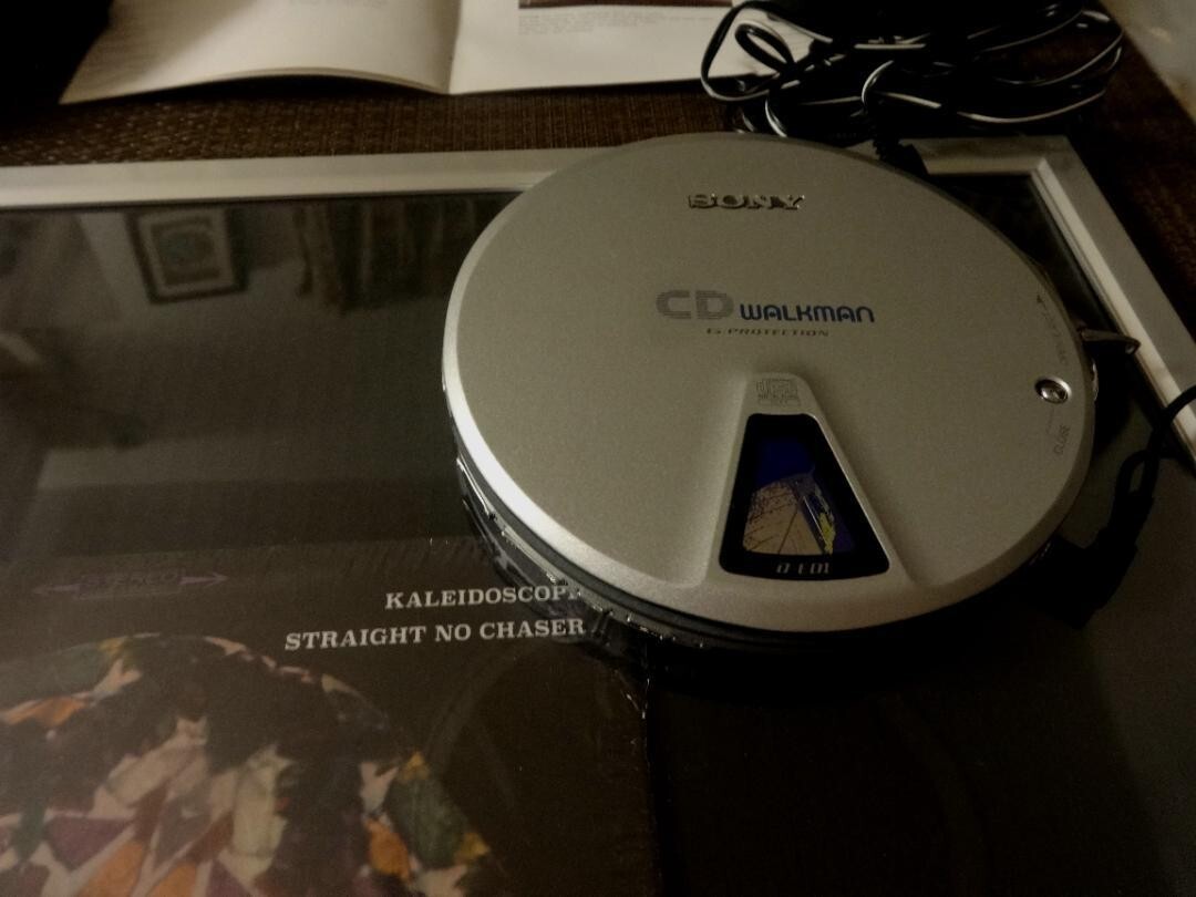 SONY CD Walkman D-E01 Portable CD Player Model with AC