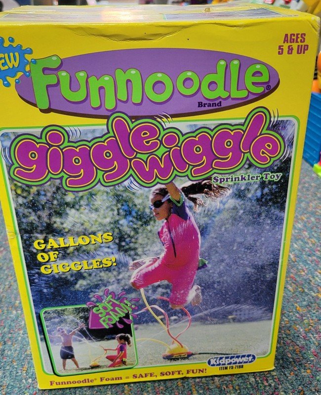 VINTAGE "FUNNOODLE GIGGLE-WIGGLE SPRINKLER TOY" NRFB NR