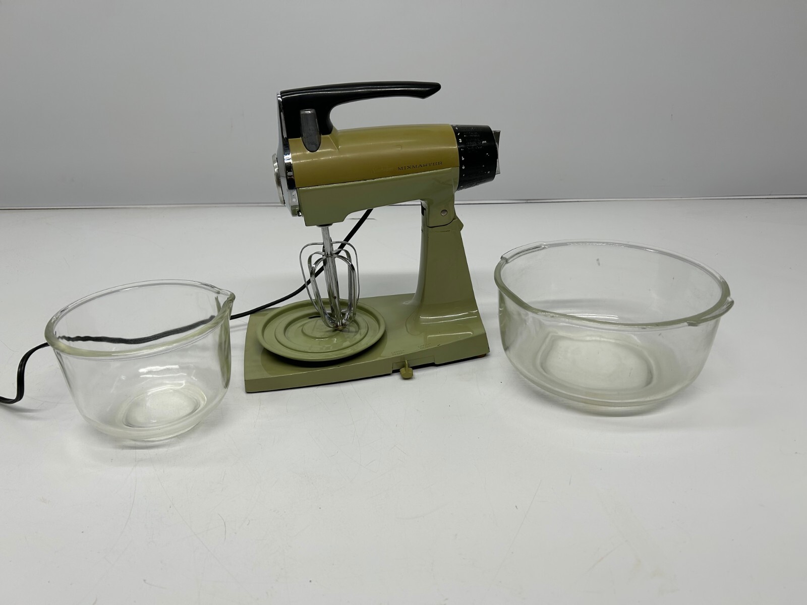 Vtg Sunbeam Mixmaster Avocado Green 12 Speed Stand Mixer W/ 2 Glass Bowls