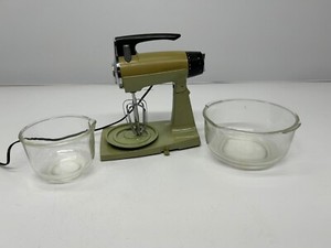 Vtg Sunbeam Mixmaster Avocado Green 12 Speed Stand Mixer W/ 2 Glass Bowls