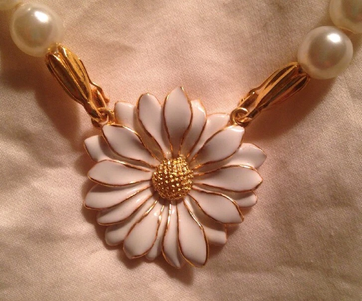 Enamel on sale daisy necklace