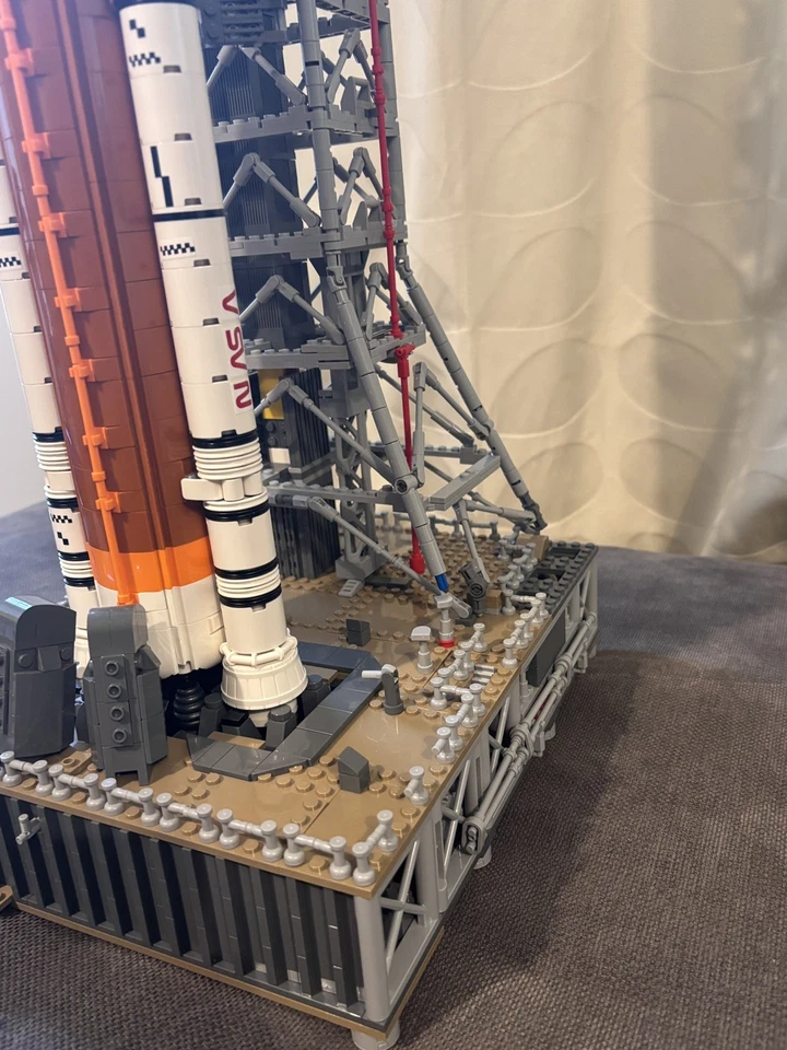 LEGO Icons 10341 NASA Artemis Space Launch System, photo 4 of 5
