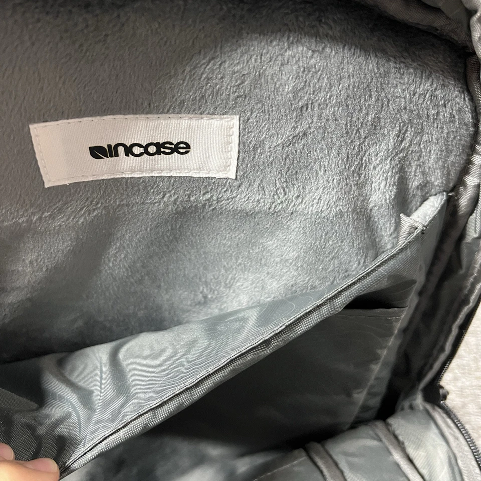 Mochila Incase Negra Delgada Compacta Imitación Piel Laptop Manga Bolsillos con Cremallera Viaje Foto 4 de 4