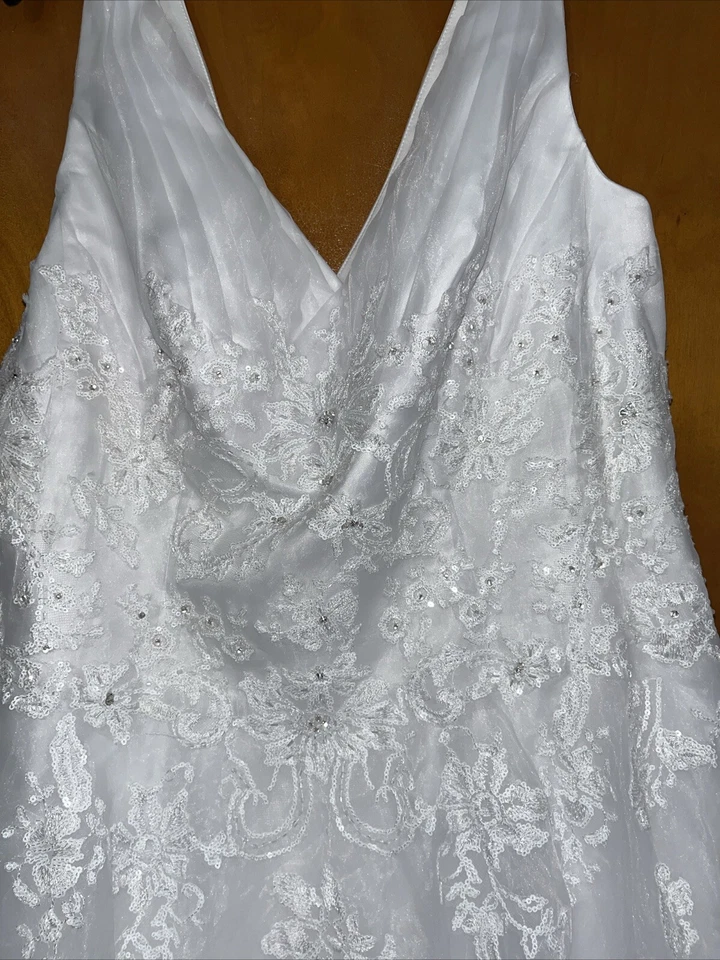 Vestido de novia David, talla 22, enagua blanca, doble velo, tren, bordado Foto 2 de 4