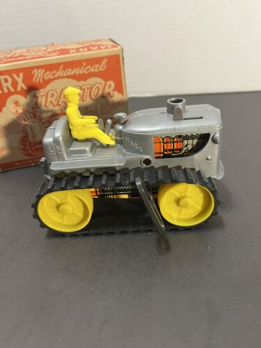Marx mechanischer Traktor grau mit gelben Rädern funktioniert super Karton hat Beschädigungen - Bild 3 von 16